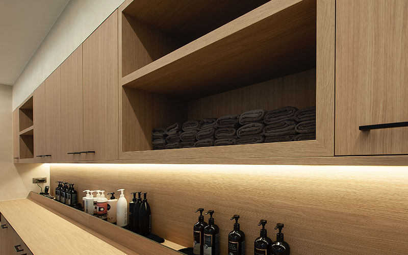 Armoires et tablettes en Master Oak résistants aux rayures